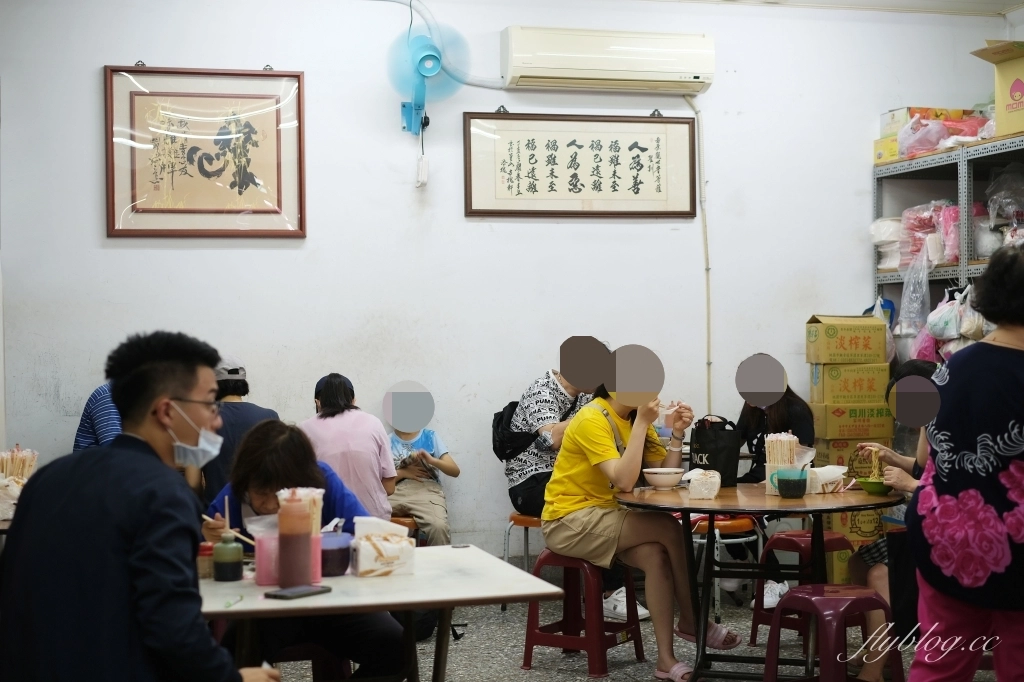 台中西區｜阿隆麵攤．向上市場超人氣銅板美食，台灣最接地氣的小吃麵攤 @飛天璇的口袋