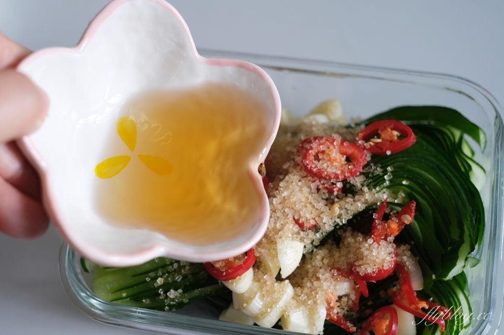 雪碧小黃瓜｜零廚藝！抖音爆紅的雪碧小黃瓜，不用動鍋鏟的夏季涼拌菜 @飛天璇的口袋