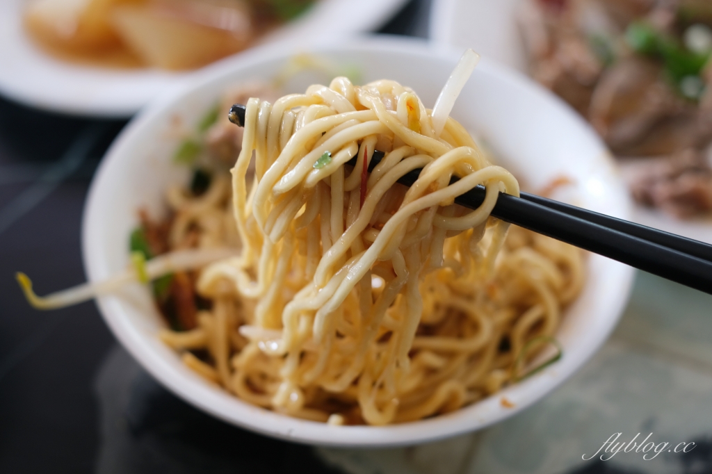 高雄鹹米苔目｜向上市場老字號米苔目，點餐之前要先確認價格 @飛天璇的口袋