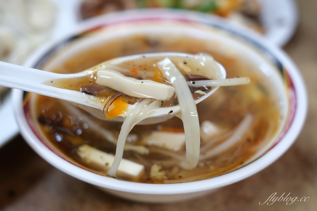 向上水餃｜台中向上市場3元水餃，每天手工現包的銅板美食 @飛天璇的口袋