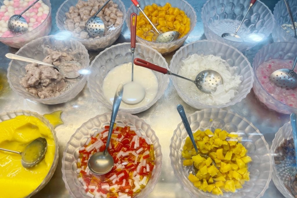 彰化北斗｜良古早味黑砂糖剉冰，一碗45元任意選五種配料，黑糖水任意加不用錢 @飛天璇的口袋