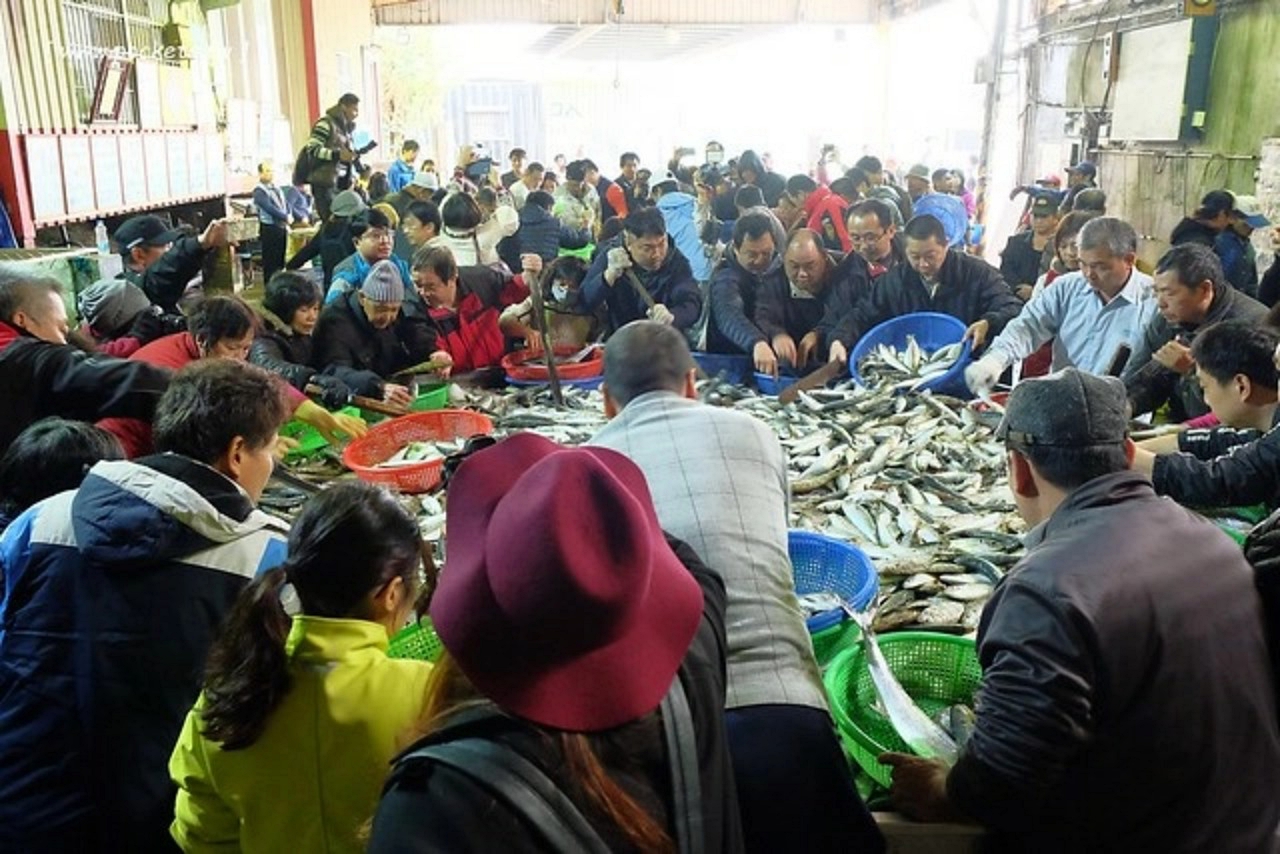 新竹香山｜明發定置漁場，現補新鮮漁獲拍賣現場，完全感受搶魚的樂趣 @飛天璇的口袋