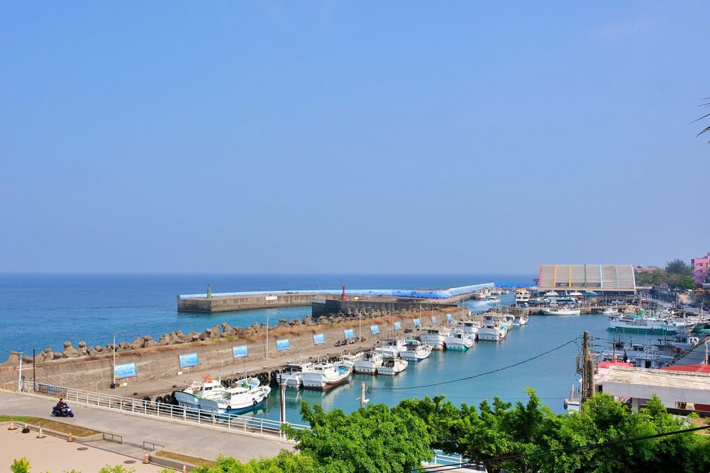 小琉球遊客中心｜小琉球圖書館改建，遠眺白沙尾魚港無敵海景，IG必拍可愛小燈塔 @飛天璇的口袋