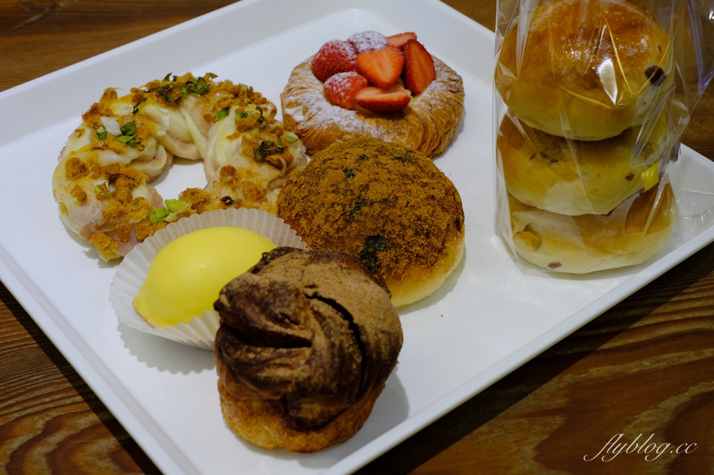花蓮美食｜181烘焙屋，花蓮在地人都吃這間麵包，法國萊思克盃國王派全國第三，消費滿181再送一杯咖啡 @飛天璇的口袋