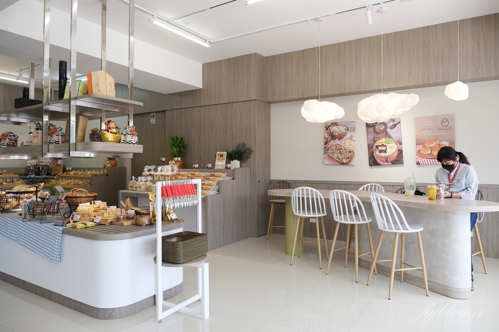 巴特里烘焙坊嶺東門市|父親節特級燒肉蛋糕上市,必吃月銷百萬顆的爆漿餐包 @飛天璇的口袋 巴特里烘焙坊嶺東門市|父親節特級燒肉蛋糕上市,必吃月銷百萬顆的爆漿餐包 @飛天璇的口袋