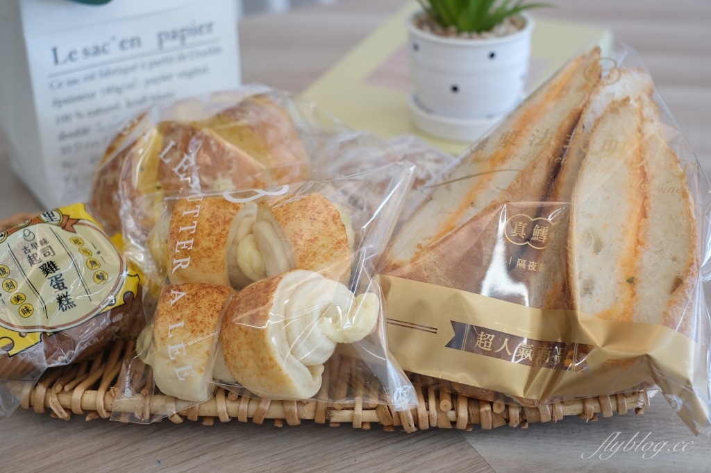 巴特里烘焙坊嶺東門市|父親節特級燒肉蛋糕上市,必吃月銷百萬顆的爆漿餐包 @飛天璇的口袋 巴特里烘焙坊嶺東門市|父親節特級燒肉蛋糕上市,必吃月銷百萬顆的爆漿餐包 @飛天璇的口袋