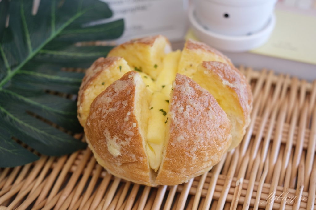 巴特里烘焙坊嶺東門市|父親節特級燒肉蛋糕上市,必吃月銷百萬顆的爆漿餐包 @飛天璇的口袋 巴特里烘焙坊嶺東門市|父親節特級燒肉蛋糕上市,必吃月銷百萬顆的爆漿餐包 @飛天璇的口袋