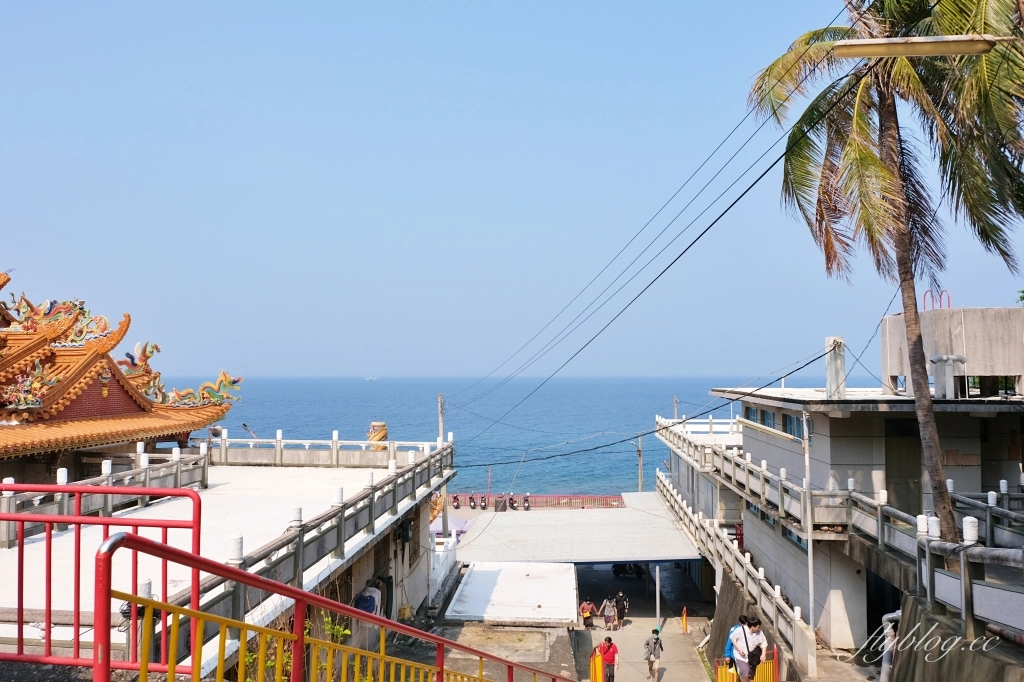 小琉球遊客中心｜小琉球圖書館改建，遠眺白沙尾魚港無敵海景，IG必拍可愛小燈塔 @飛天璇的口袋