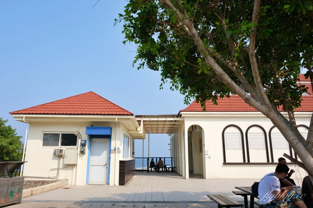 小琉球遊客中心｜小琉球圖書館改建，遠眺白沙尾魚港無敵海景，IG必拍可愛小燈塔 @飛天璇的口袋