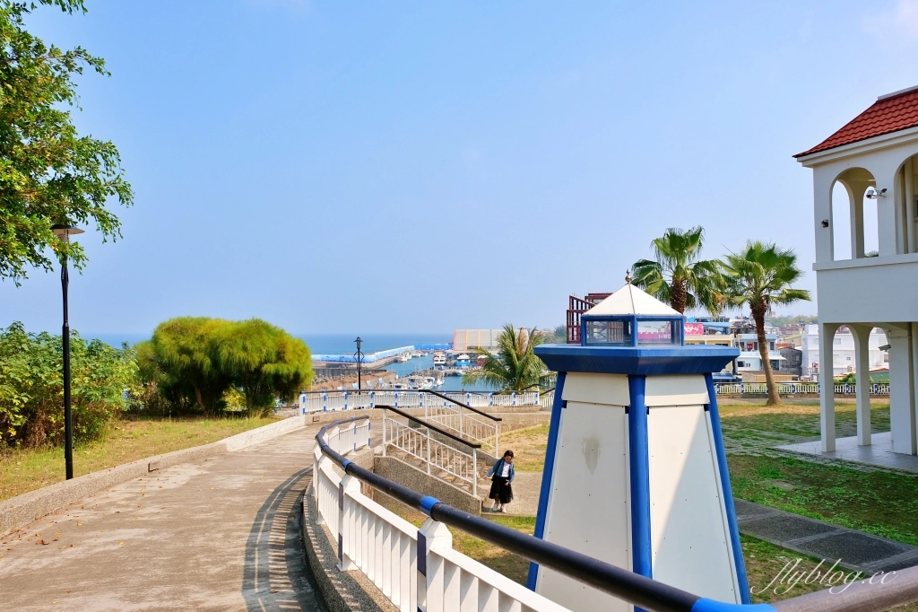 小琉球遊客中心｜小琉球圖書館改建，遠眺白沙尾魚港無敵海景，IG必拍可愛小燈塔 @飛天璇的口袋