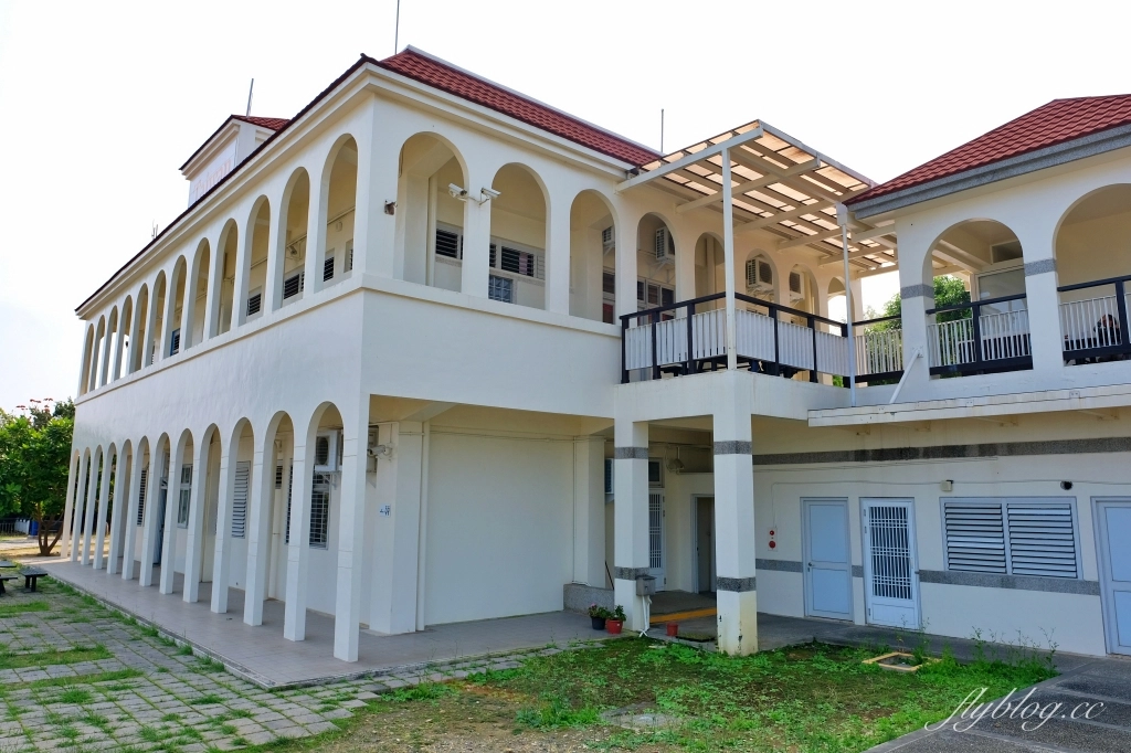 小琉球遊客中心｜小琉球圖書館改建，遠眺白沙尾魚港無敵海景，IG必拍可愛小燈塔 @飛天璇的口袋
