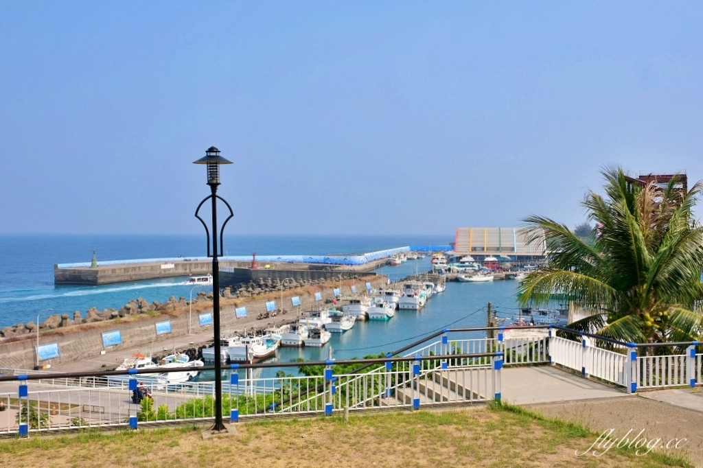 小琉球遊客中心｜小琉球圖書館改建，遠眺白沙尾魚港無敵海景，IG必拍可愛小燈塔 @飛天璇的口袋