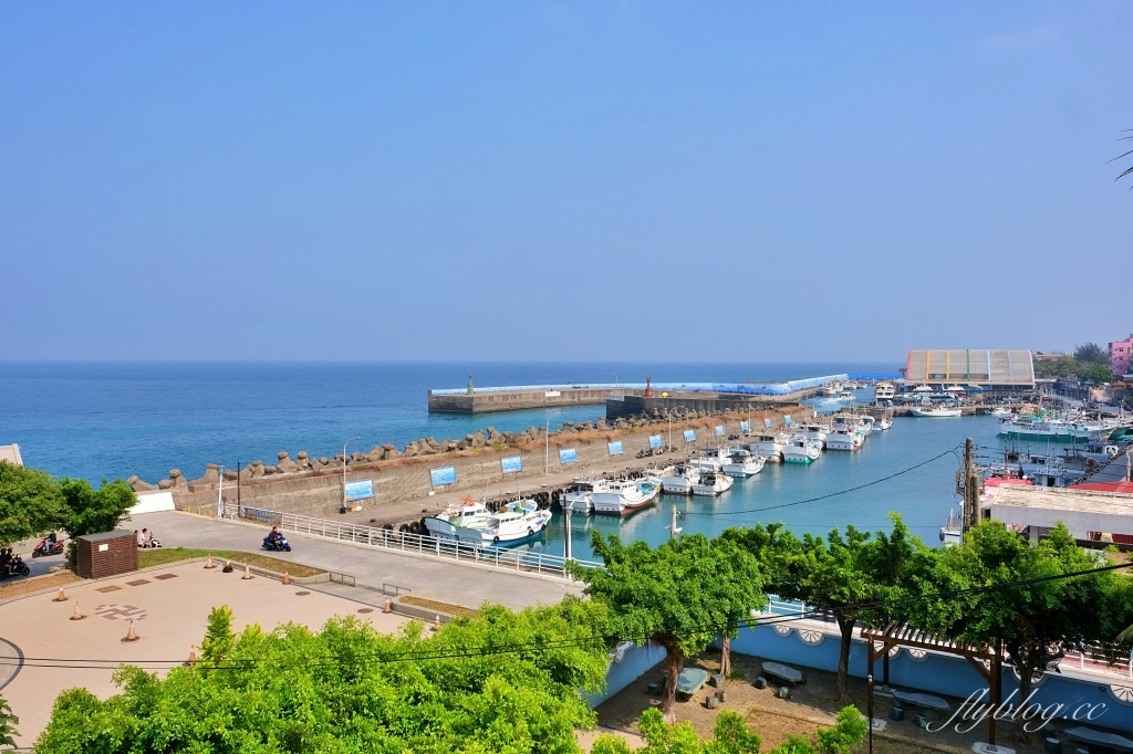 小琉球遊客中心｜小琉球圖書館改建，遠眺白沙尾魚港無敵海景，IG必拍可愛小燈塔 @飛天璇的口袋