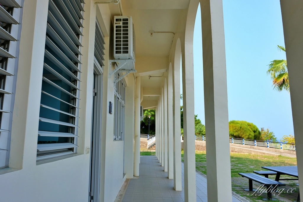 小琉球遊客中心｜小琉球圖書館改建，遠眺白沙尾魚港無敵海景，IG必拍可愛小燈塔 @飛天璇的口袋