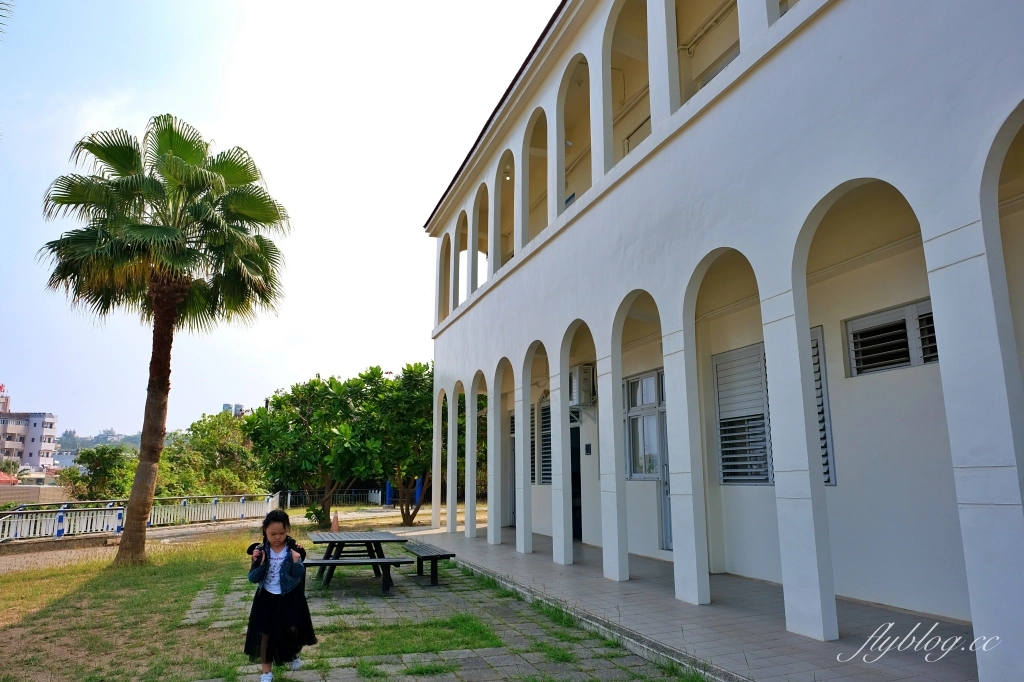 小琉球遊客中心｜小琉球圖書館改建，遠眺白沙尾魚港無敵海景，IG必拍可愛小燈塔 @飛天璇的口袋