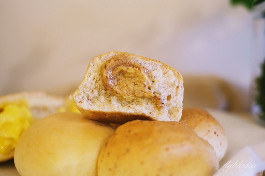 巴特里烘焙坊嶺東門市|父親節特級燒肉蛋糕上市,必吃月銷百萬顆的爆漿餐包 @飛天璇的口袋 巴特里烘焙坊嶺東門市|父親節特級燒肉蛋糕上市,必吃月銷百萬顆的爆漿餐包 @飛天璇的口袋