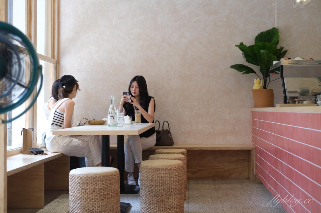 台中北區｜This guy 這傢伙，台中人氣澳式早午餐店搬家了，一定要推薦我個人最愛的髒髒肉桂捲 @飛天璇的口袋