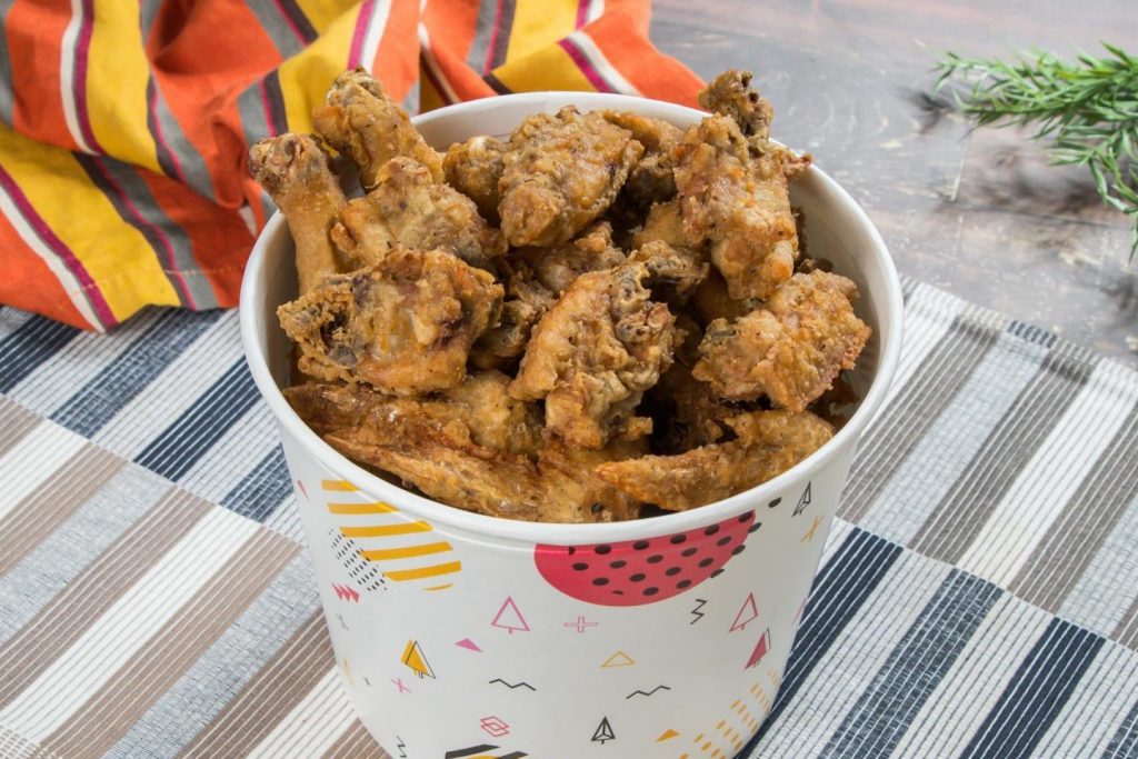 台東美食｜秉呈小吃店，台東在地人都吃這間炸雞，明明是小吃店炸雞才是本體 @飛天璇的口袋