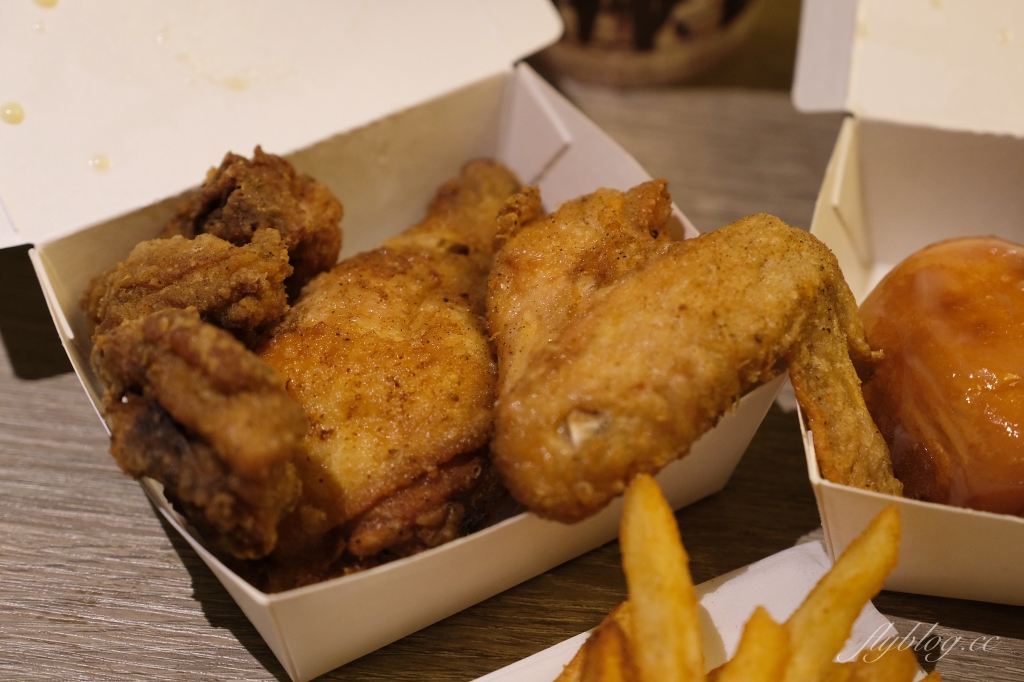 台東美食｜秉呈小吃店，台東在地人都吃這間炸雞，明明是小吃店炸雞才是本體 @飛天璇的口袋