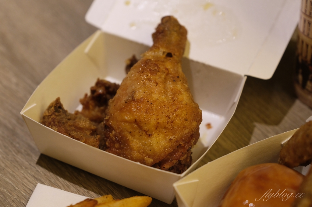 台東美食｜秉呈小吃店，台東在地人都吃這間炸雞，明明是小吃店炸雞才是本體 @飛天璇的口袋