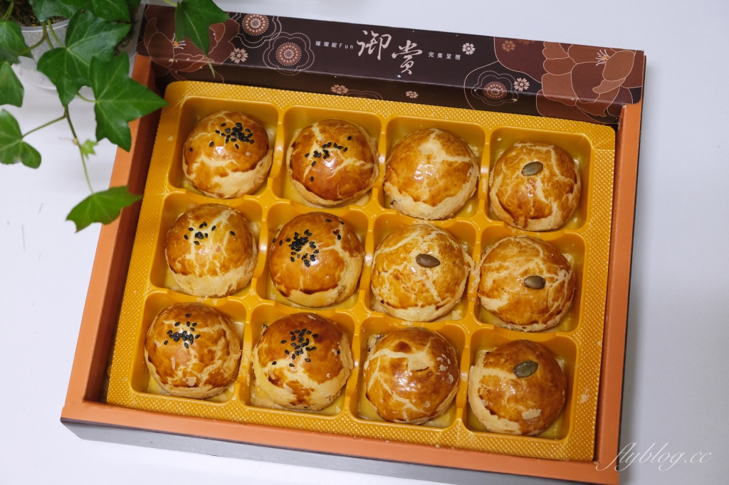 台南佳里｜金葡萄蛋黃酥．台南超人氣糕餅老店，每年中秋搶購的蛋黃酥 @飛天璇的口袋