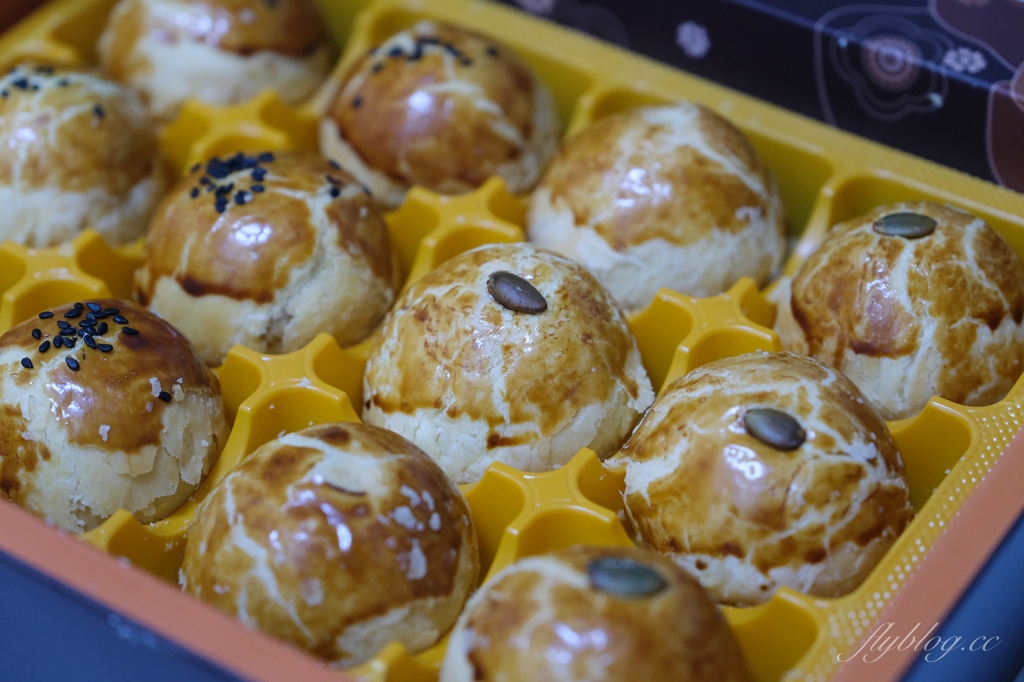 台南佳里｜金葡萄蛋黃酥．台南超人氣糕餅老店，每年中秋搶購的蛋黃酥 @飛天璇的口袋