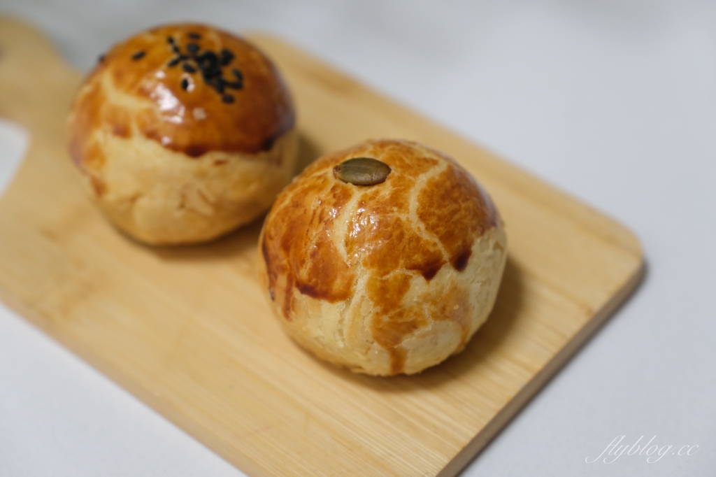 台南佳里｜金葡萄蛋黃酥．台南超人氣糕餅老店，每年中秋搶購的蛋黃酥 @飛天璇的口袋