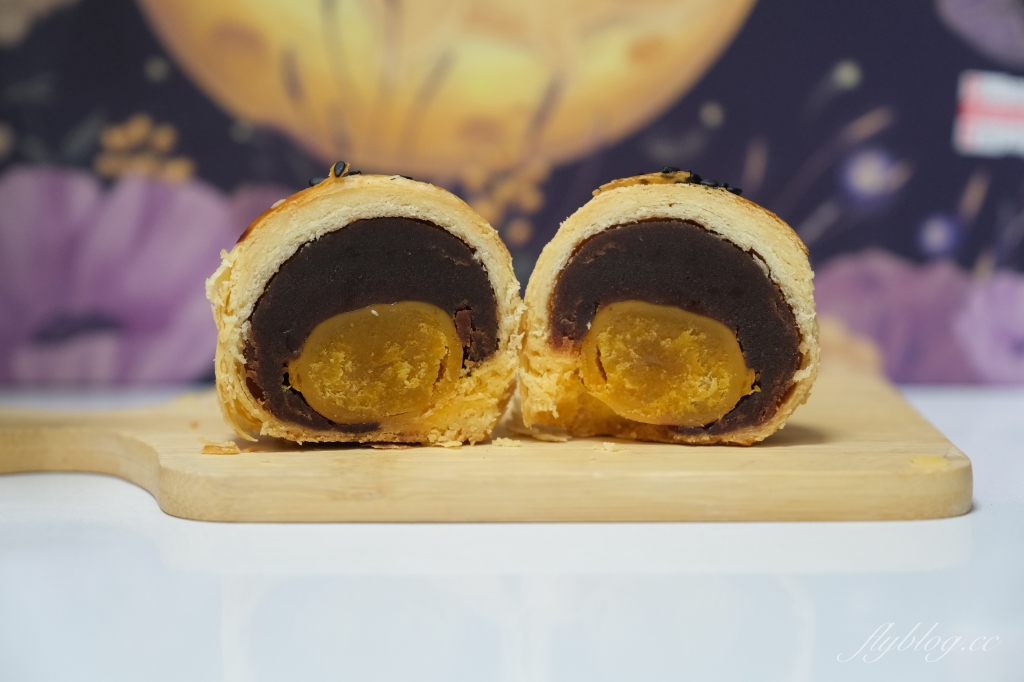 台南佳里｜金葡萄蛋黃酥．台南超人氣糕餅老店，每年中秋搶購的蛋黃酥 @飛天璇的口袋