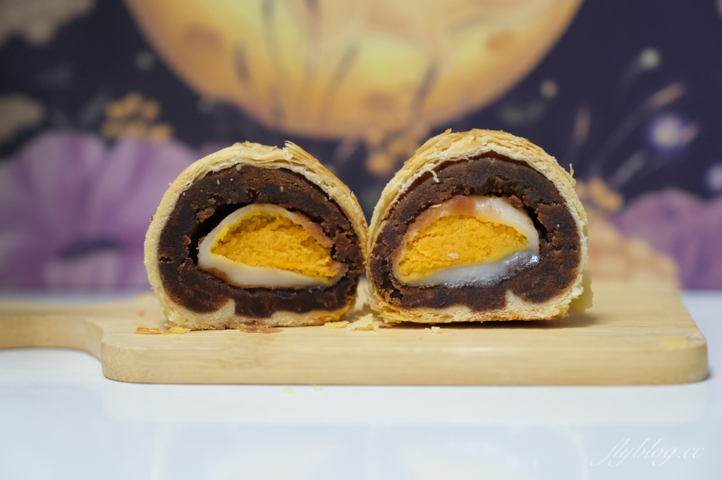 台南佳里｜金葡萄蛋黃酥．台南超人氣糕餅老店，每年中秋搶購的蛋黃酥 @飛天璇的口袋