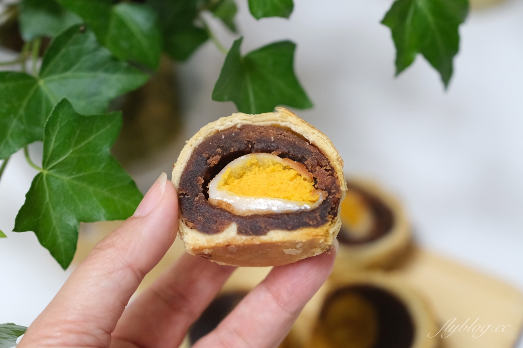 台南佳里｜金葡萄蛋黃酥．台南超人氣糕餅老店，每年中秋搶購的蛋黃酥 @飛天璇的口袋