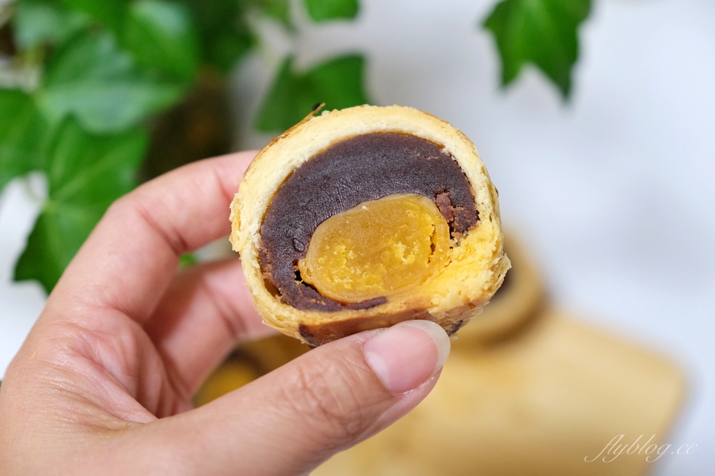 台南佳里｜金葡萄蛋黃酥．台南超人氣糕餅老店，每年中秋搶購的蛋黃酥 @飛天璇的口袋