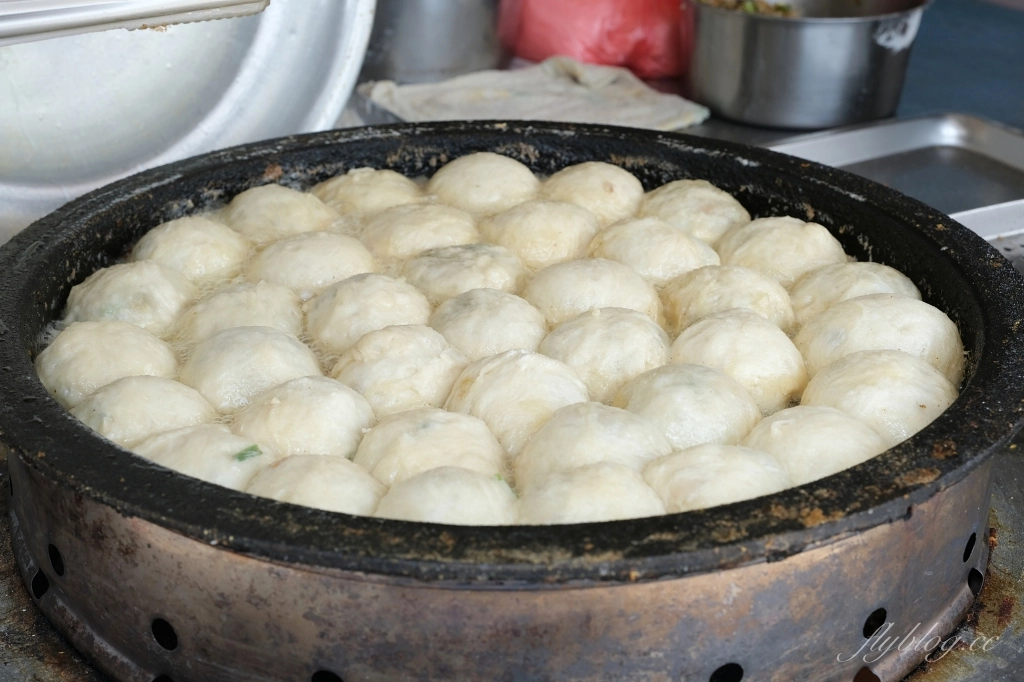 彰化社頭｜社頭傳統手工水煎包．在地30年原舊社水煎包，外皮金黃恰恰的很誘人 @飛天璇的口袋