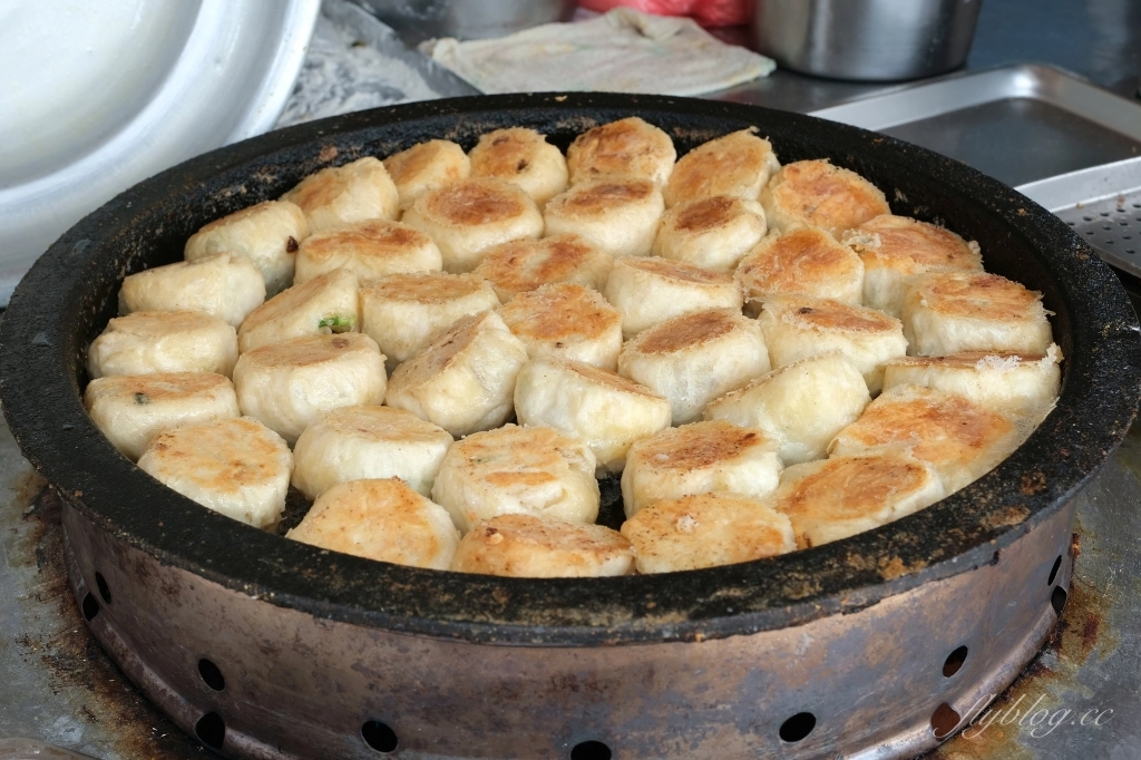 彰化社頭｜社頭傳統手工水煎包．在地30年原舊社水煎包，外皮金黃恰恰的很誘人 @飛天璇的口袋