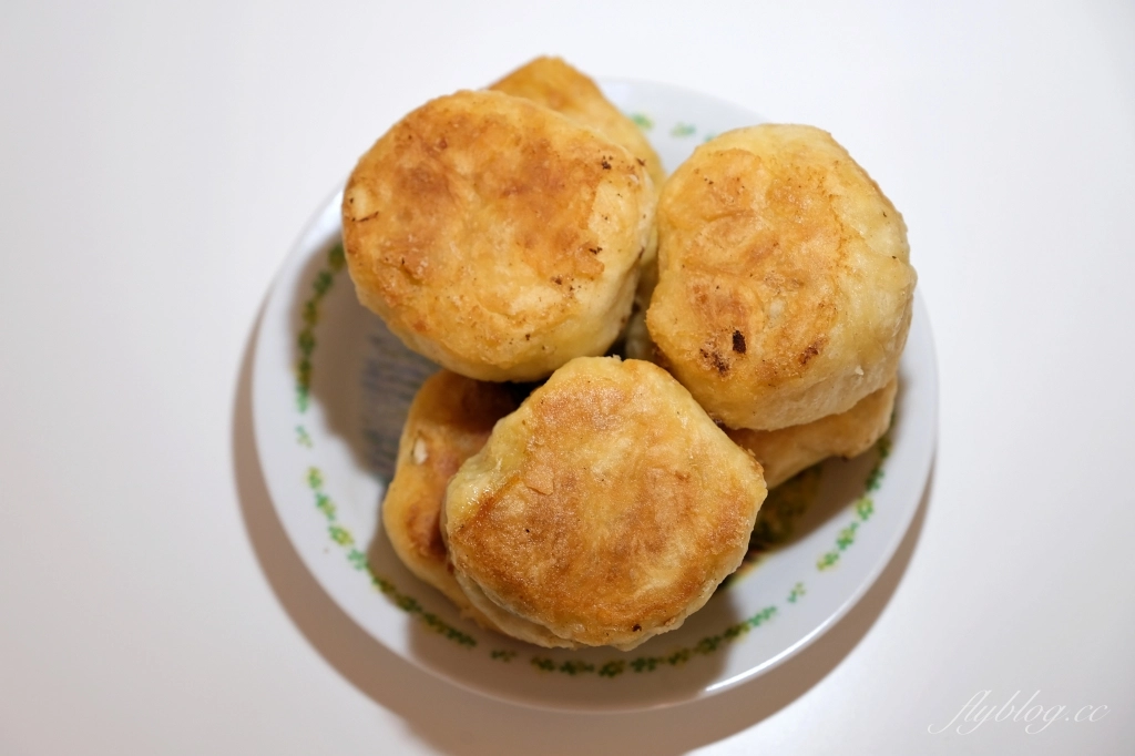 彰化社頭｜社頭傳統手工水煎包．在地30年原舊社水煎包，外皮金黃恰恰的很誘人 @飛天璇的口袋