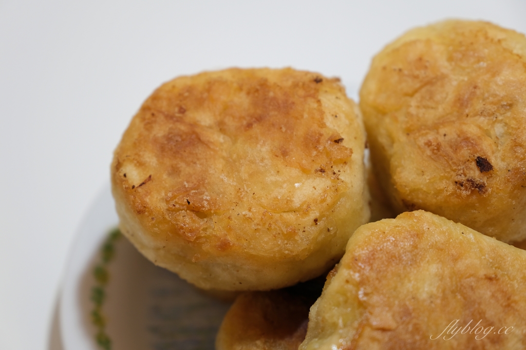 彰化社頭｜社頭傳統手工水煎包．在地30年原舊社水煎包，外皮金黃恰恰的很誘人 @飛天璇的口袋