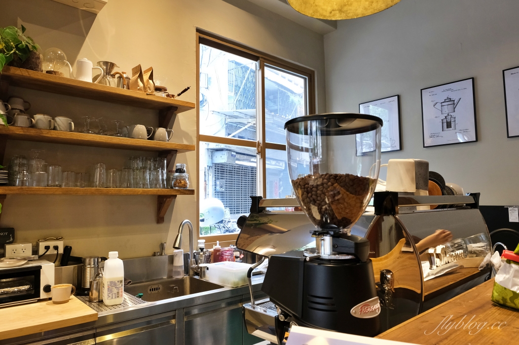 台中北區｜圓環咖啡梅川店，台中早午餐Roundabout 2店，藍色建築典雅又好拍 @飛天璇的口袋