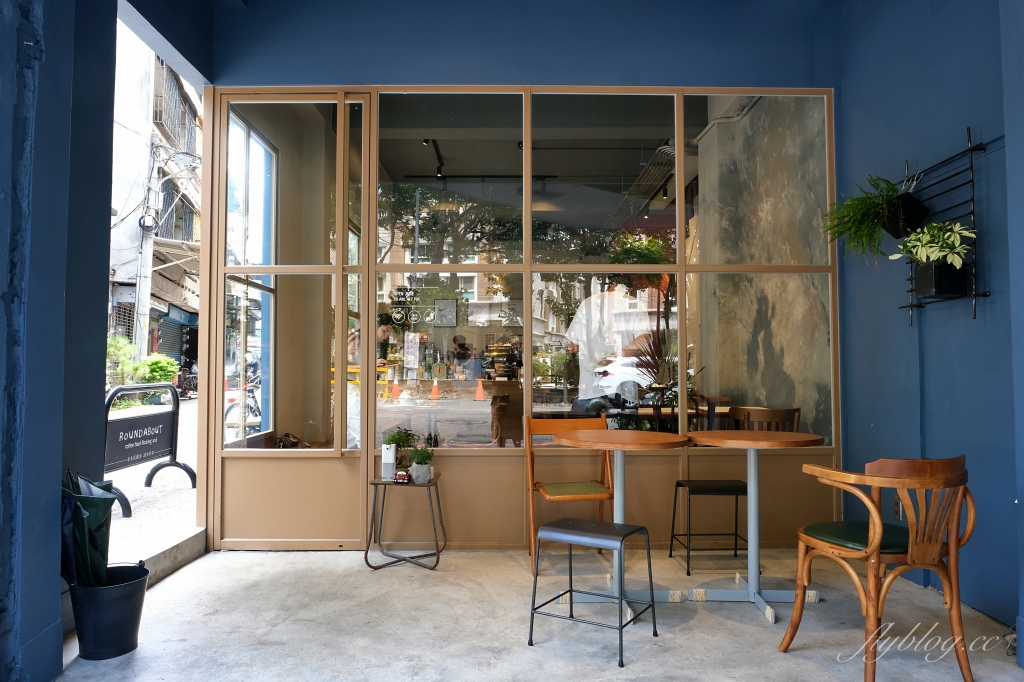 台中北區｜圓環咖啡梅川店，台中早午餐Roundabout 2店，藍色建築典雅又好拍 @飛天璇的口袋