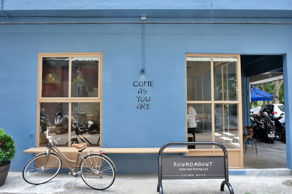 台中北區｜圓環咖啡梅川店，台中早午餐Roundabout 2店，藍色建築典雅又好拍 @飛天璇的口袋