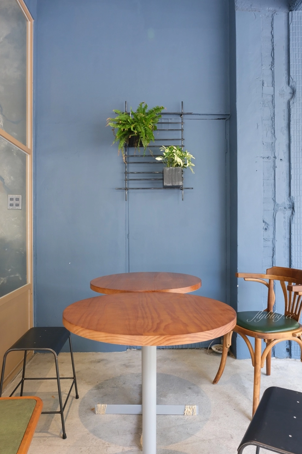 台中北區｜圓環咖啡梅川店，台中早午餐Roundabout 2店，藍色建築典雅又好拍 @飛天璇的口袋