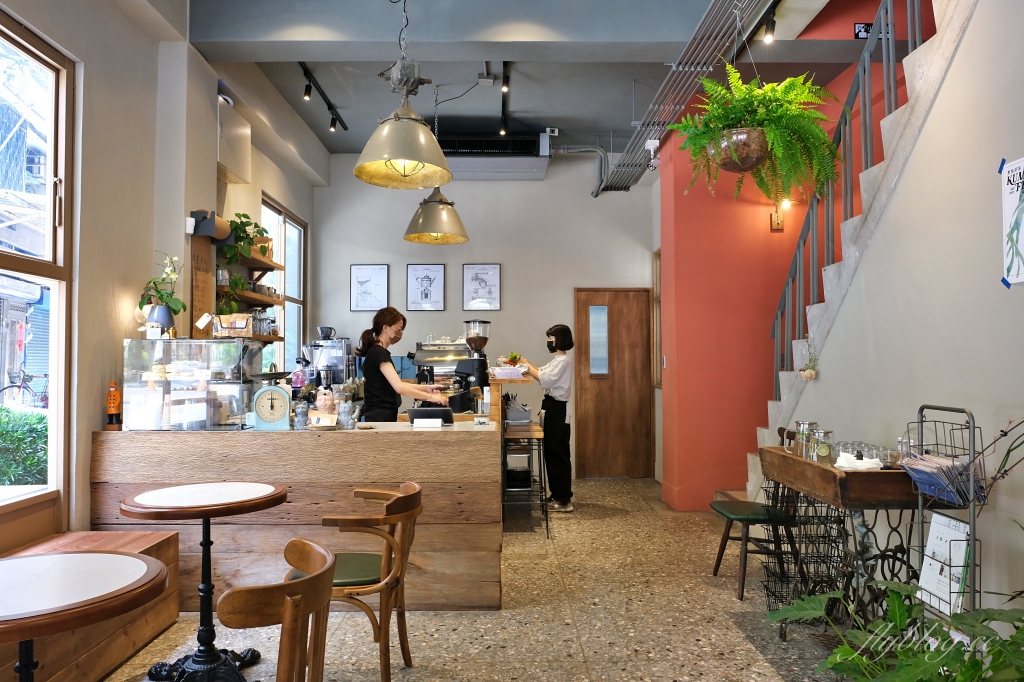 台中北區｜圓環咖啡梅川店，台中早午餐Roundabout 2店，藍色建築典雅又好拍 @飛天璇的口袋