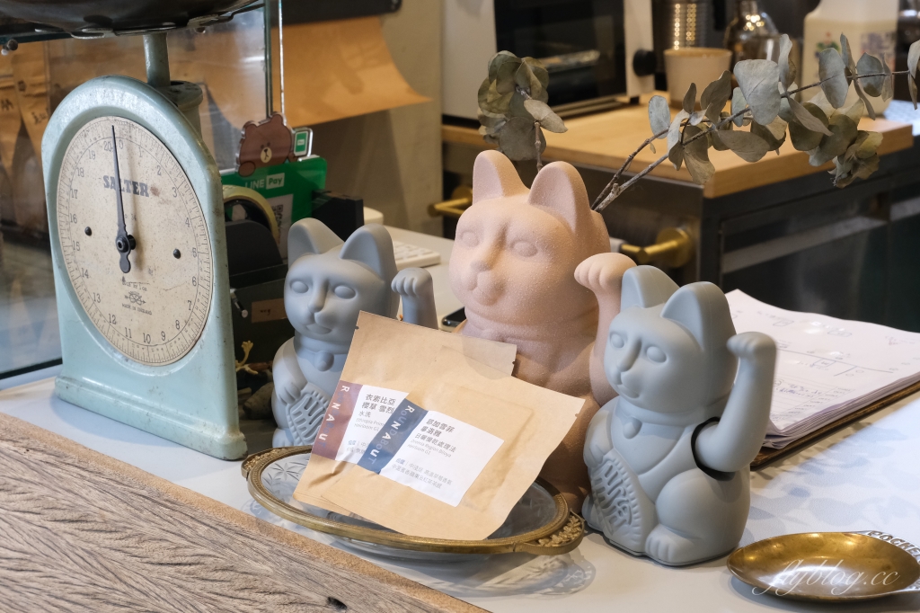 台中北區｜圓環咖啡梅川店，台中早午餐Roundabout 2店，藍色建築典雅又好拍 @飛天璇的口袋