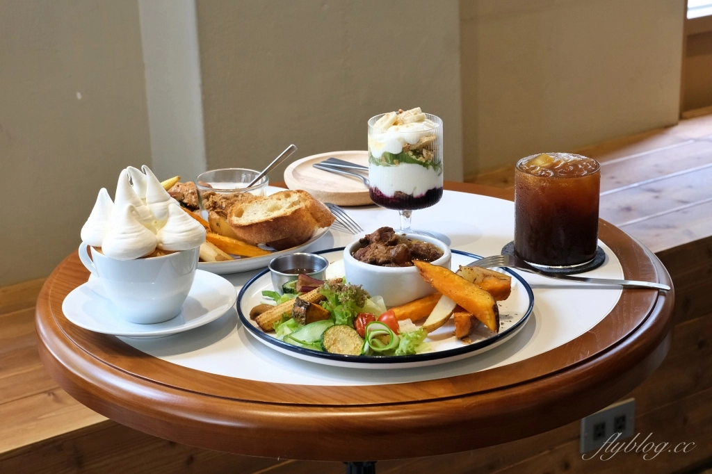 台中北區｜圓環咖啡梅川店，台中早午餐Roundabout 2店，藍色建築典雅又好拍 @飛天璇的口袋