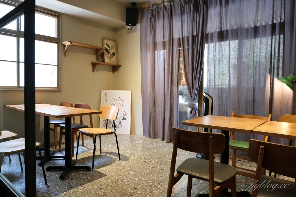 台中北區｜圓環咖啡梅川店，台中早午餐Roundabout 2店，藍色建築典雅又好拍 @飛天璇的口袋