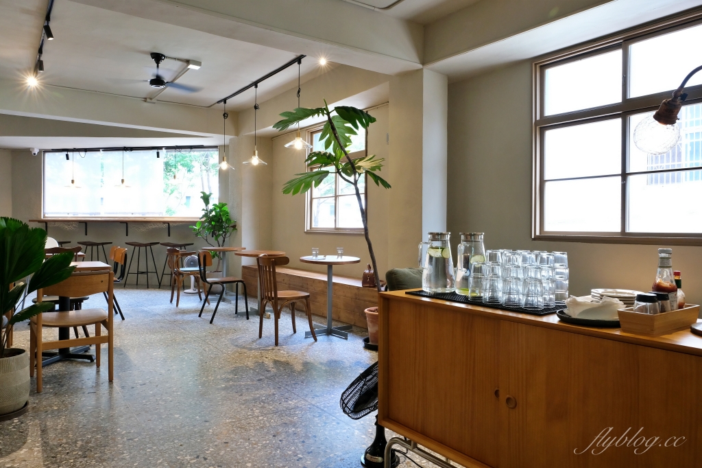 台中北區｜圓環咖啡梅川店，台中早午餐Roundabout 2店，藍色建築典雅又好拍 @飛天璇的口袋