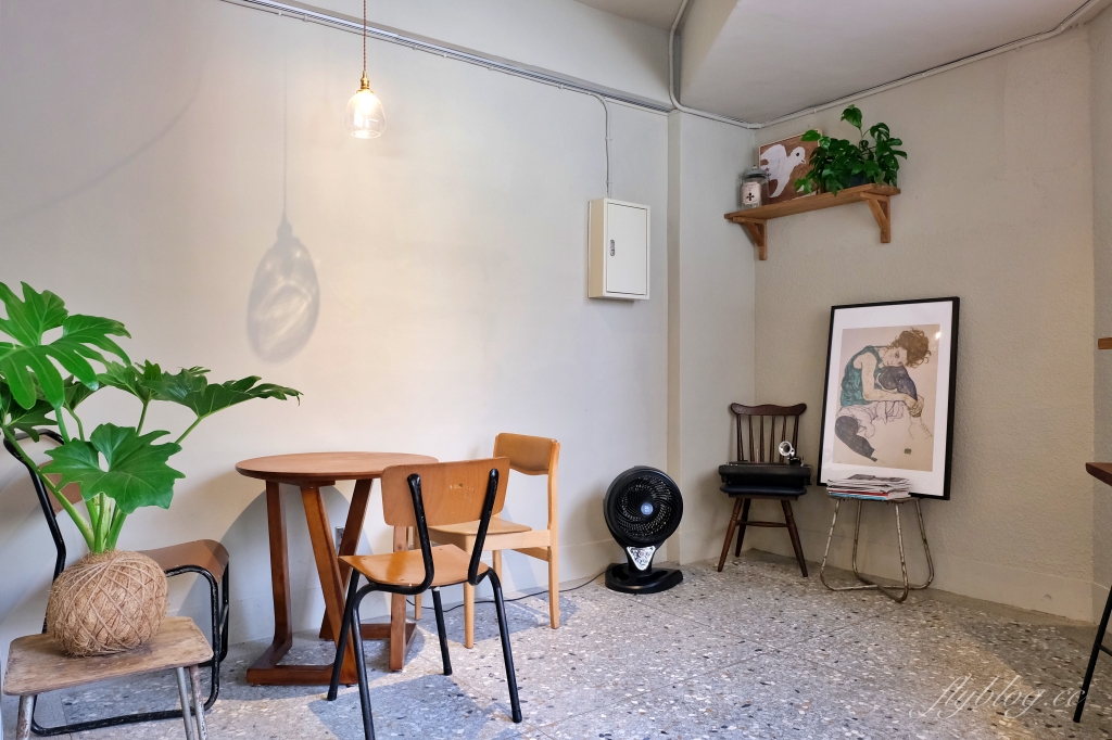 台中北區｜圓環咖啡梅川店，台中早午餐Roundabout 2店，藍色建築典雅又好拍 @飛天璇的口袋