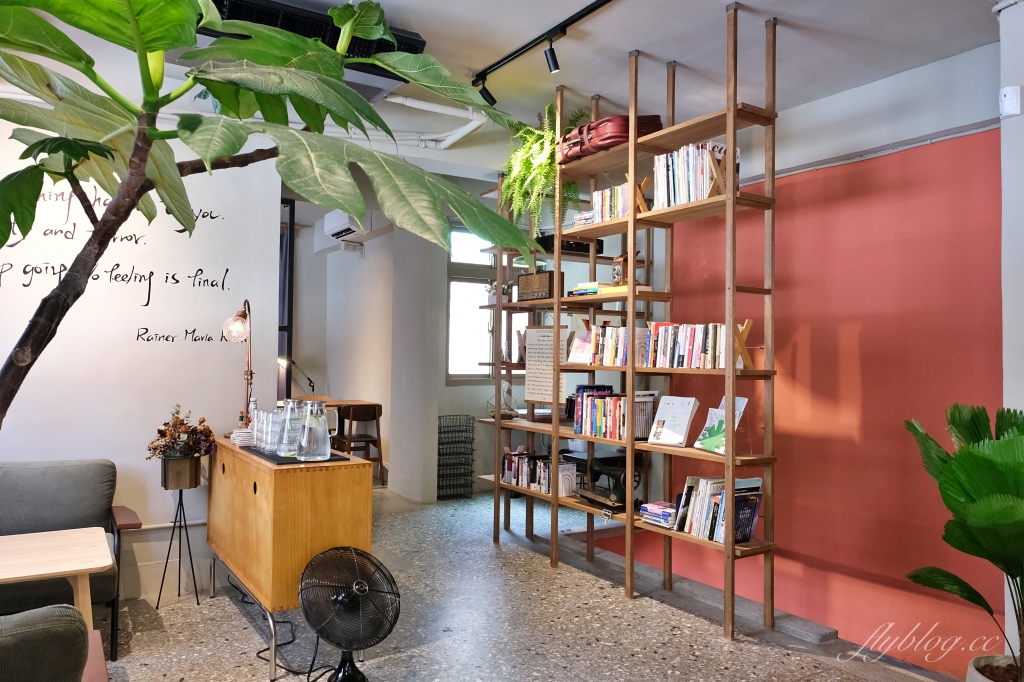 台中北區｜圓環咖啡梅川店，台中早午餐Roundabout 2店，藍色建築典雅又好拍 @飛天璇的口袋