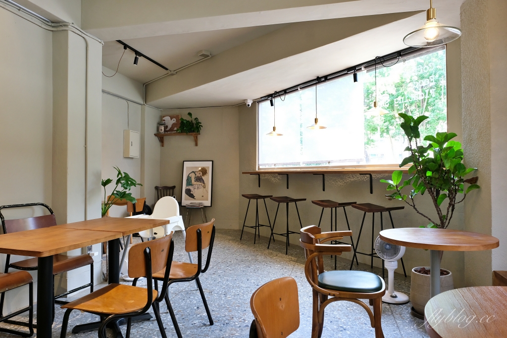 台中北區｜圓環咖啡梅川店，台中早午餐Roundabout 2店，藍色建築典雅又好拍 @飛天璇的口袋