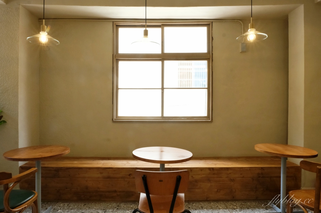 台中北區｜圓環咖啡梅川店，台中早午餐Roundabout 2店，藍色建築典雅又好拍 @飛天璇的口袋