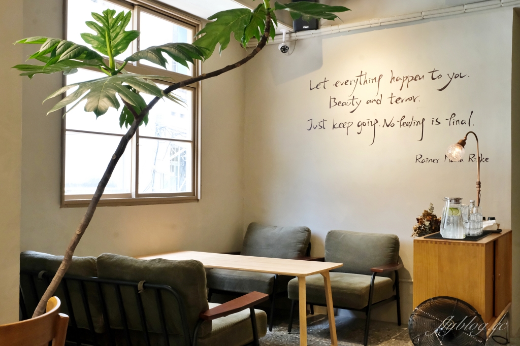 台中北區｜圓環咖啡梅川店，台中早午餐Roundabout 2店，藍色建築典雅又好拍 @飛天璇的口袋