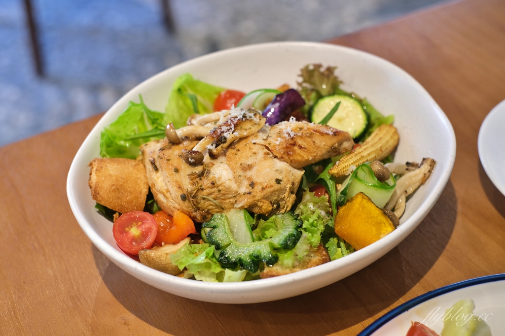 台中北區｜圓環咖啡梅川店，台中早午餐Roundabout 2店，藍色建築典雅又好拍 @飛天璇的口袋